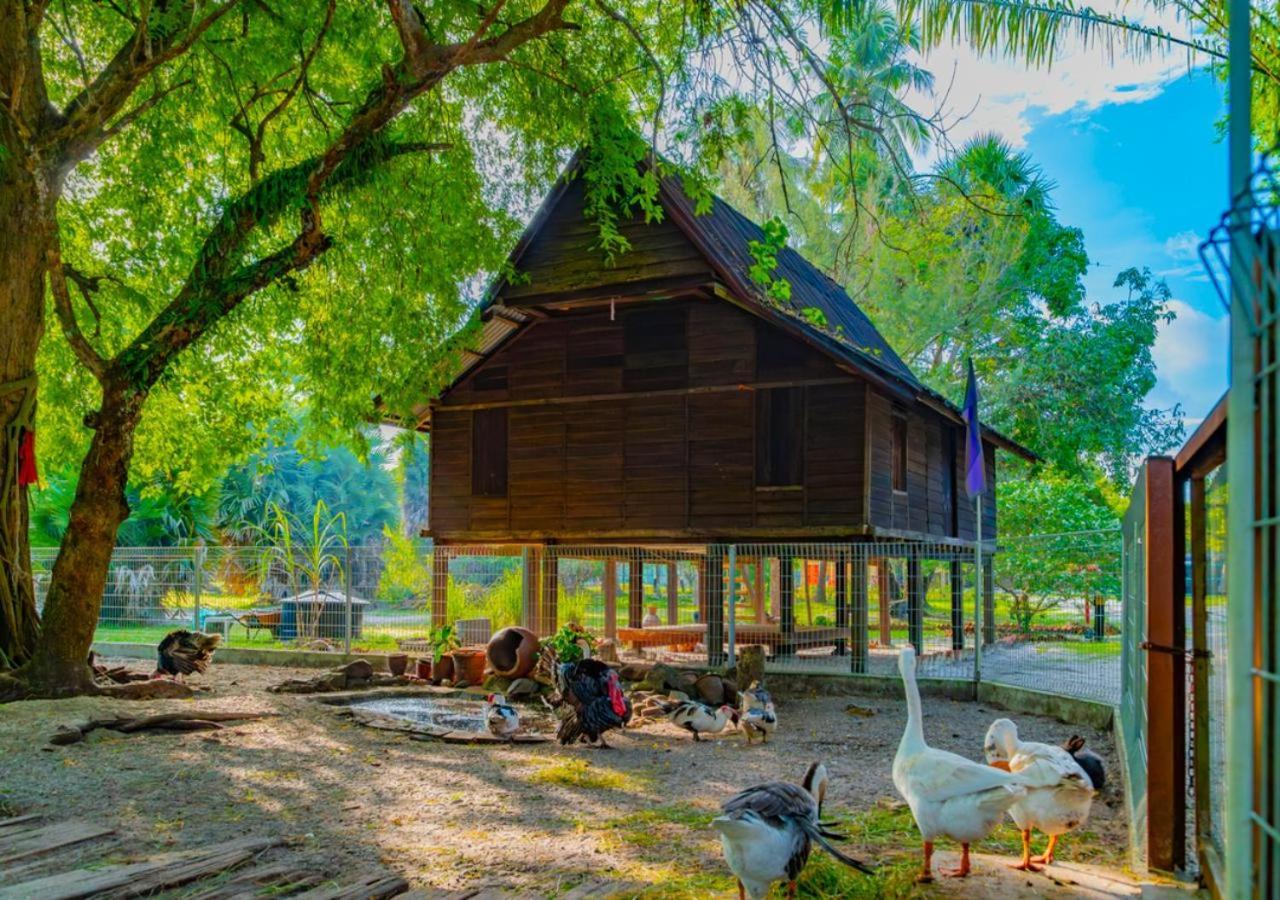 Pelangi Beach Resort & Spa, Langkawi לנגקאווי מראה חיצוני תמונה A traditional house in the village