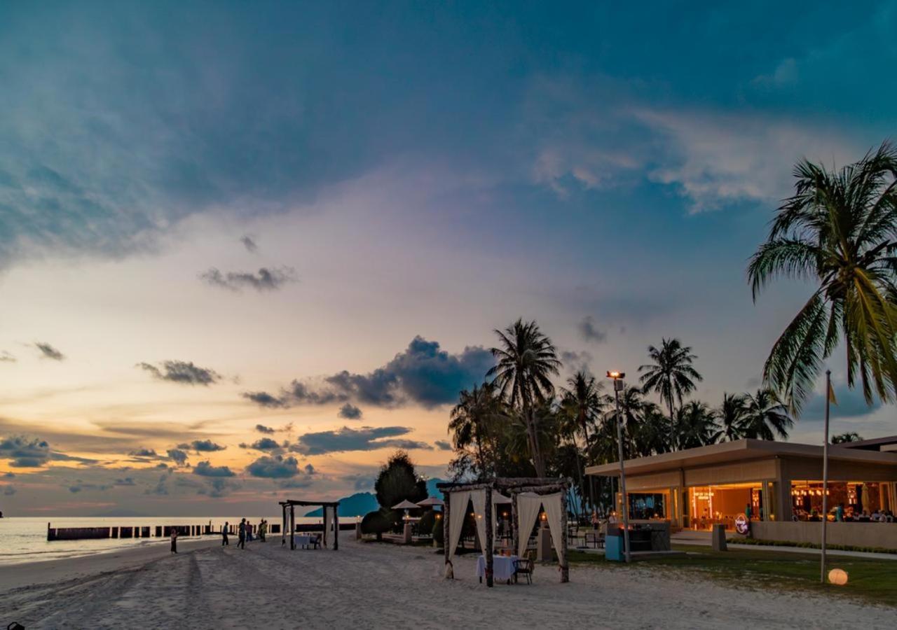 Pelangi Beach Resort & Spa, Langkawi לנגקאווי מראה חיצוני תמונה Sunset at the beach