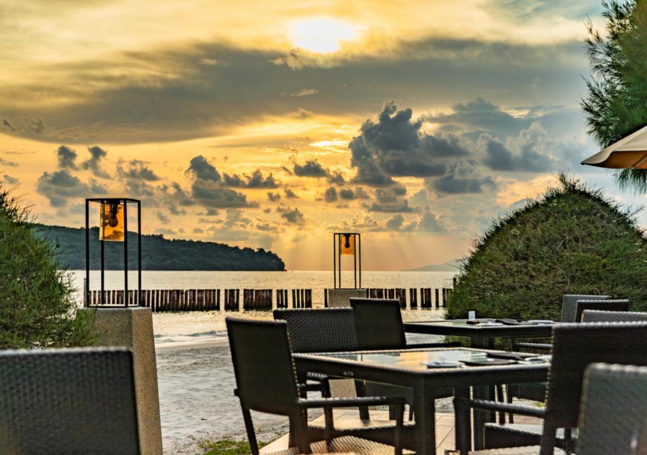 Pelangi Beach Resort & Spa, Langkawi לנגקאווי מראה חיצוני תמונה Sunset at the beach