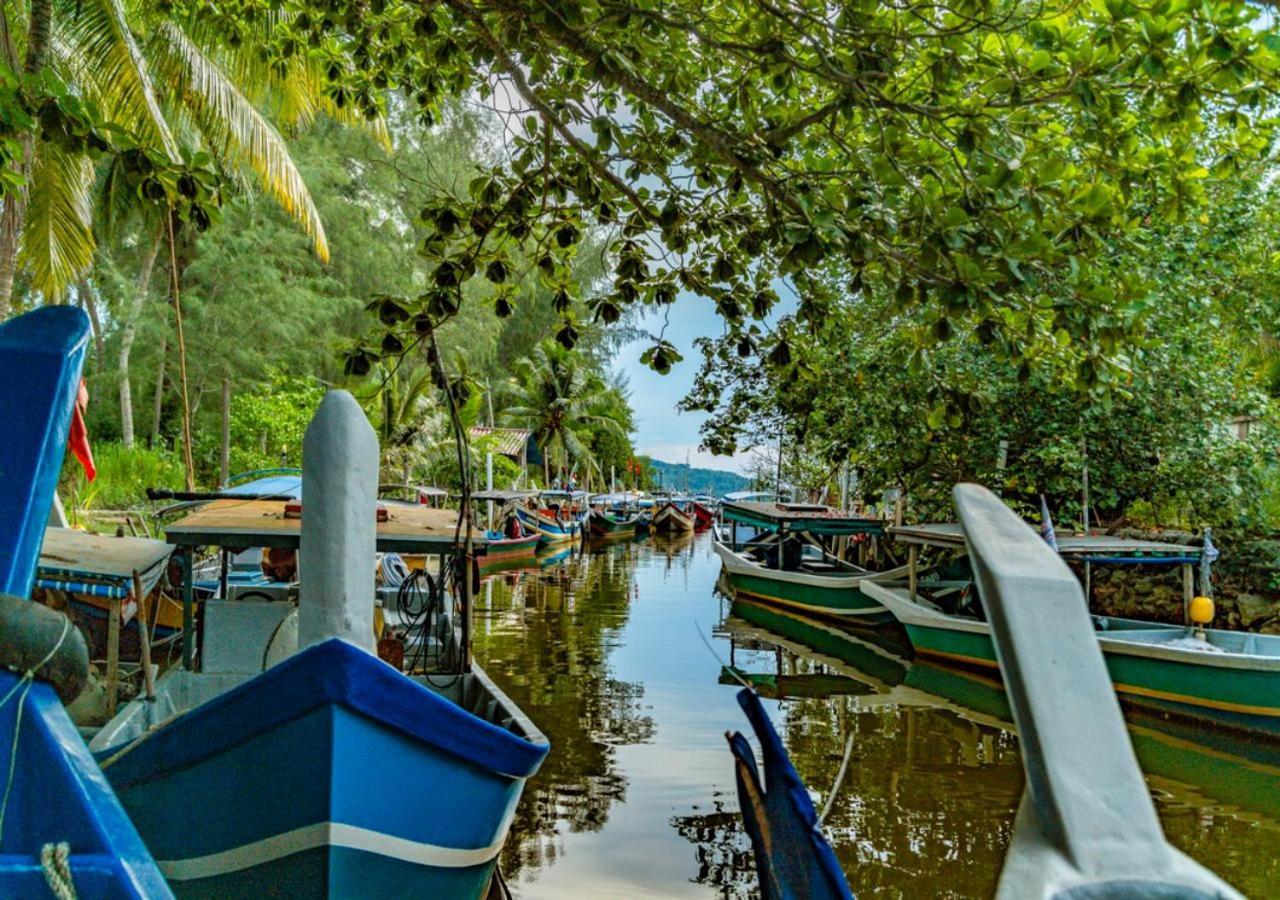 Pelangi Beach Resort & Spa, Langkawi לנגקאווי מראה חיצוני תמונה Boats at the jetty