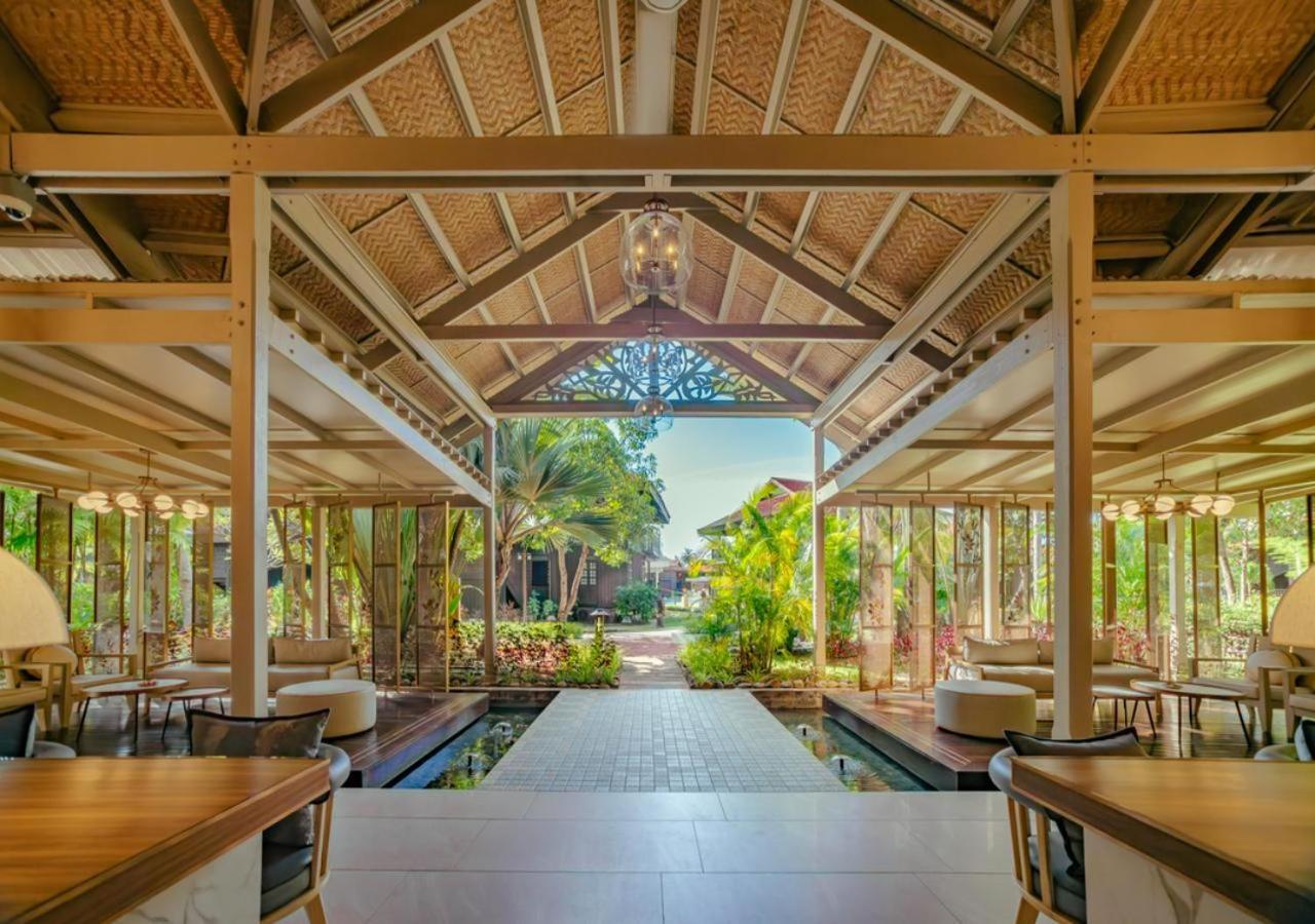 Pelangi Beach Resort & Spa, Langkawi לנגקאווי מראה חיצוני תמונה The interior of the hotel