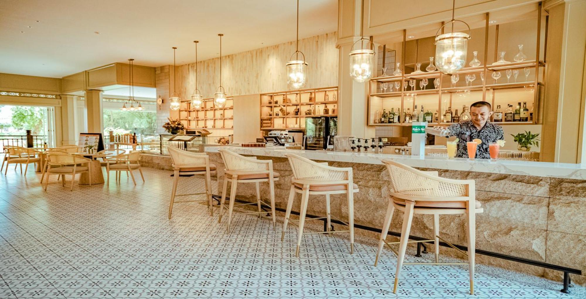 Pelangi Beach Resort & Spa, Langkawi לנגקאווי מראה חיצוני תמונה The bar at the restaurant