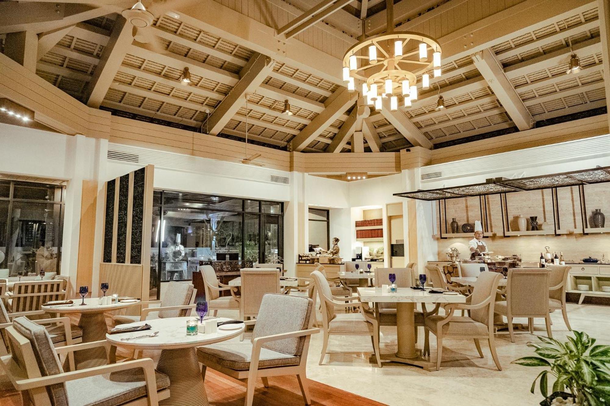 Pelangi Beach Resort & Spa, Langkawi לנגקאווי מראה חיצוני תמונה The interior of the restaurant